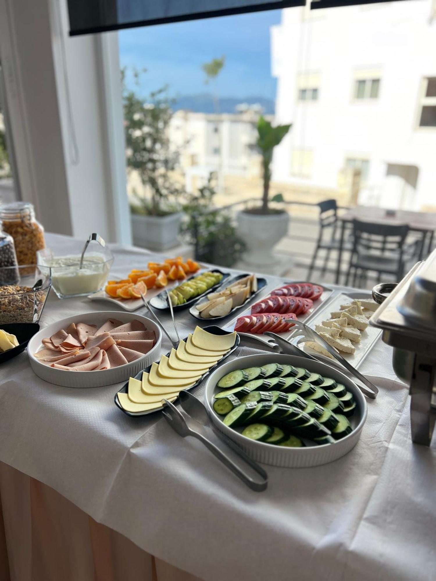 Alnes Hotel Sarande Bagian luar foto
