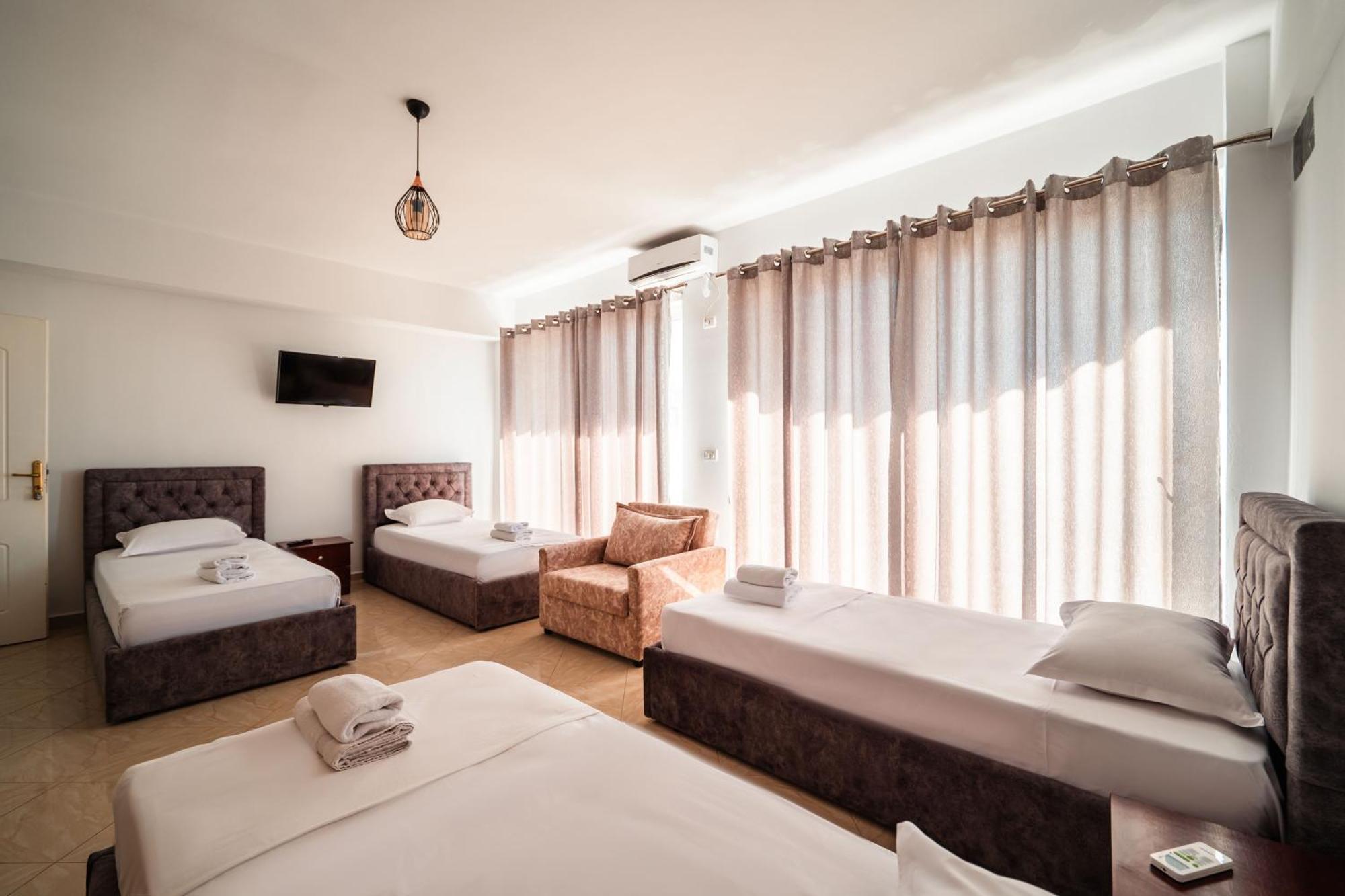 Alnes Hotel Sarande Bagian luar foto