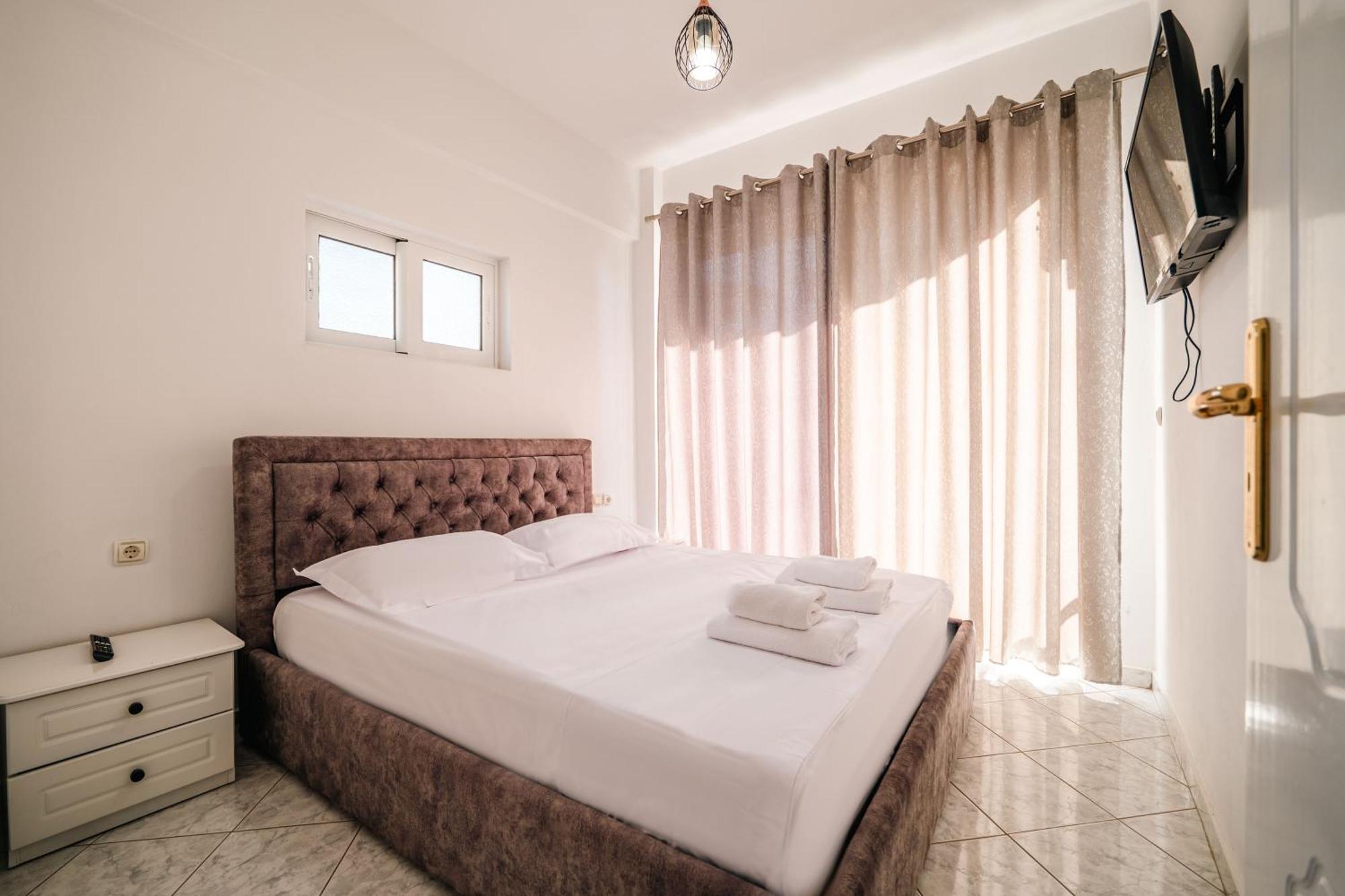 Alnes Hotel Sarande Bagian luar foto
