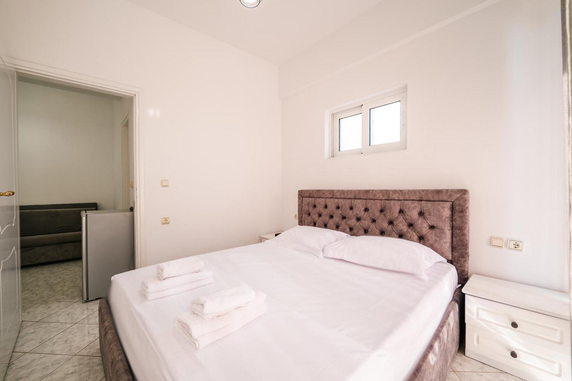 Alnes Hotel Sarande Bagian luar foto