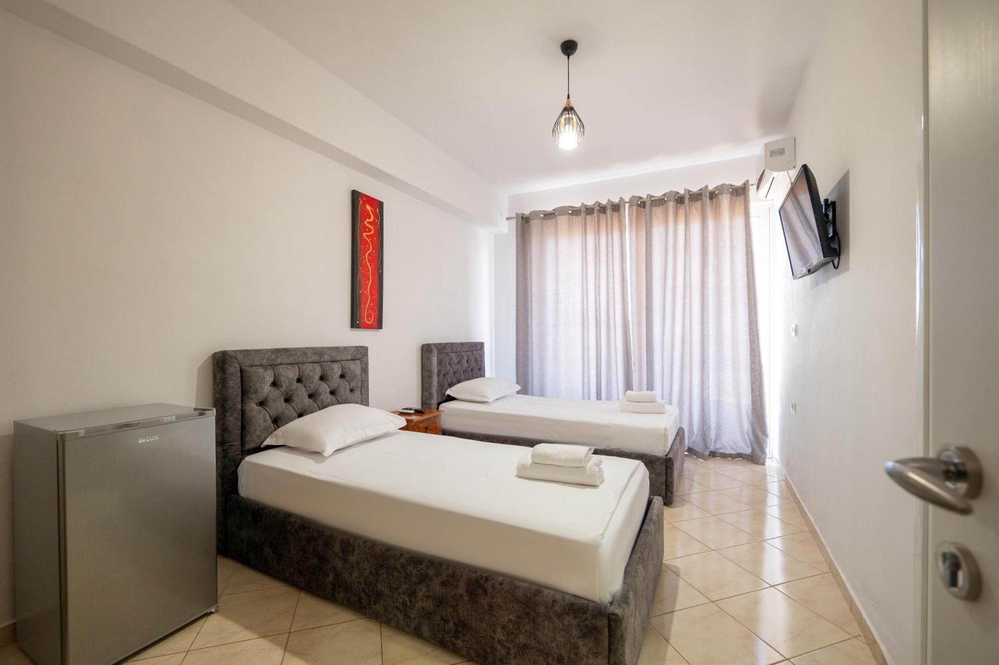 Alnes Hotel Sarande Bagian luar foto
