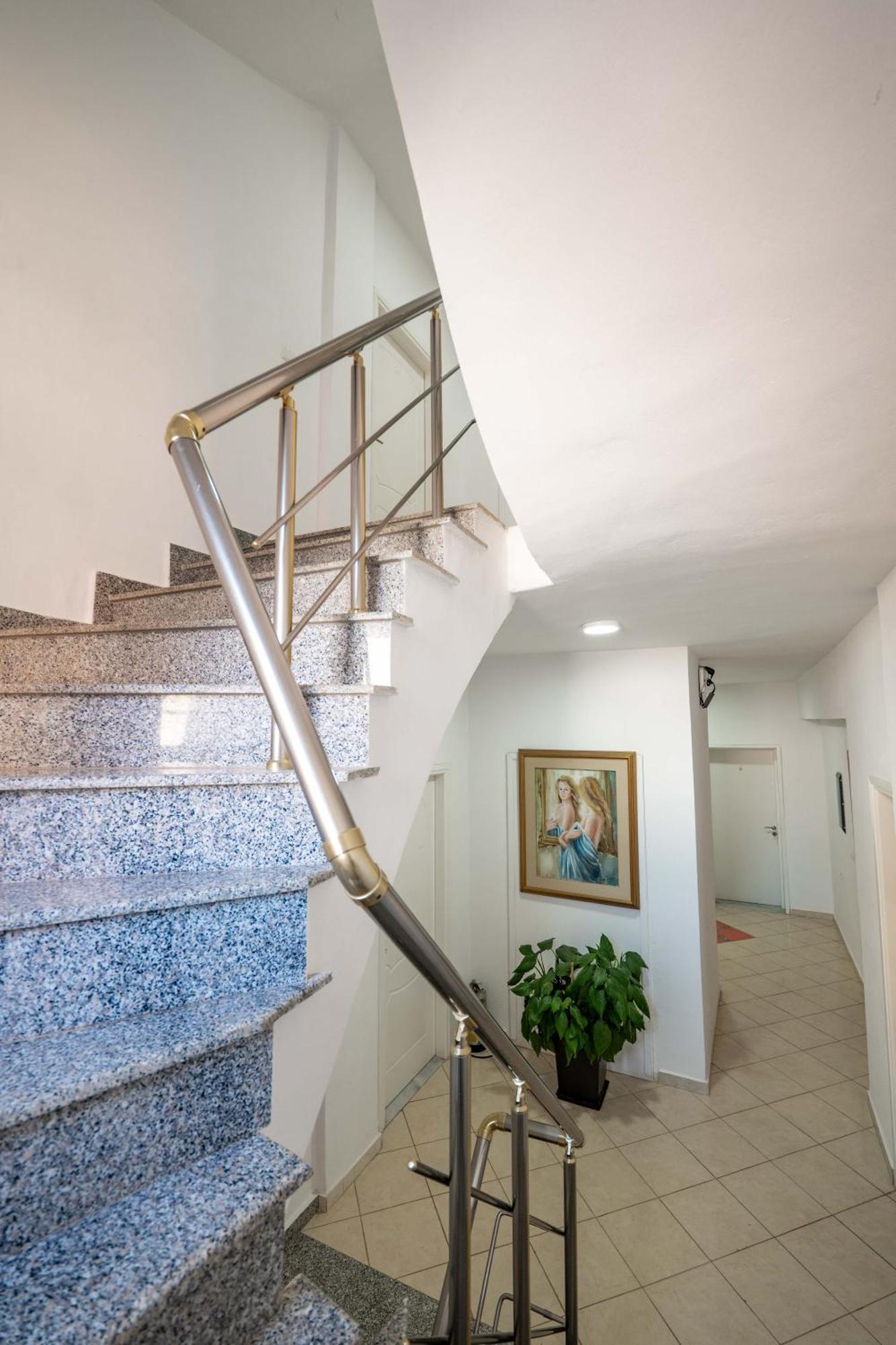 Alnes Hotel Sarande Bagian luar foto