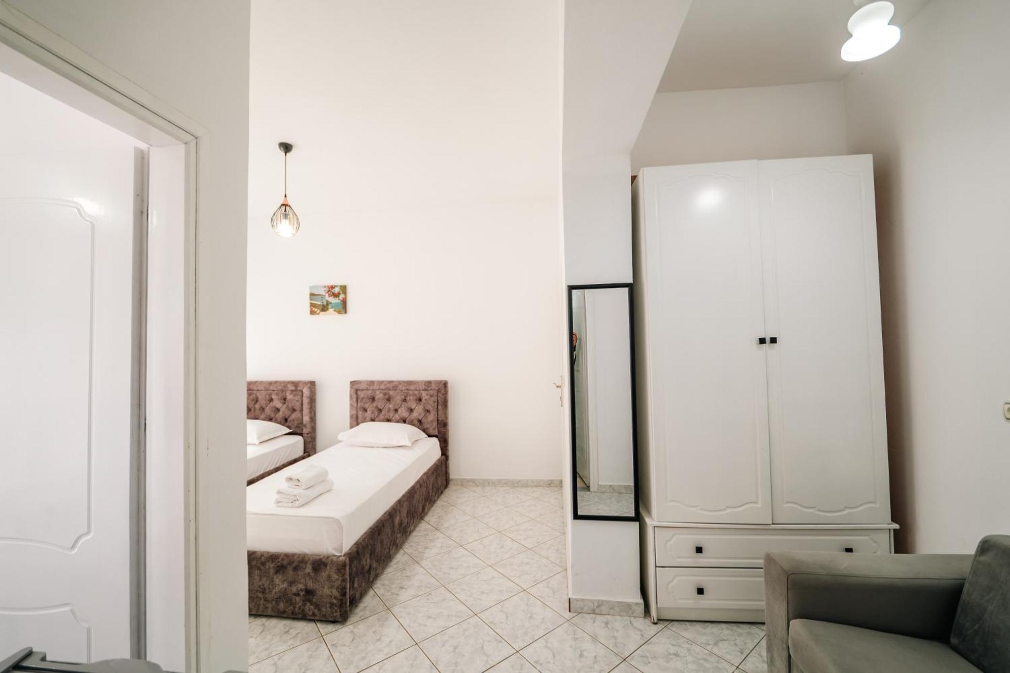 Alnes Hotel Sarande Bagian luar foto