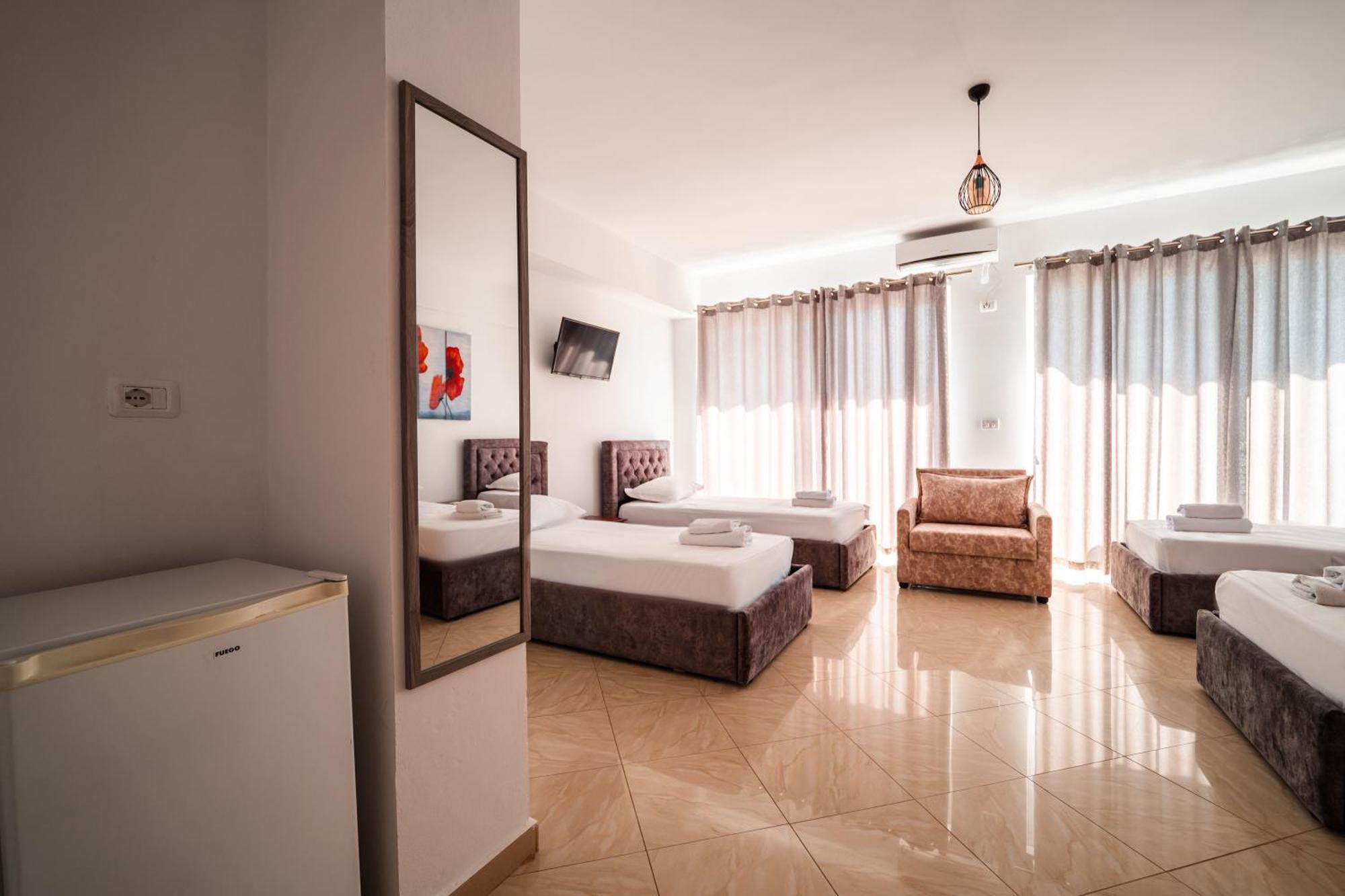 Alnes Hotel Sarande Bagian luar foto