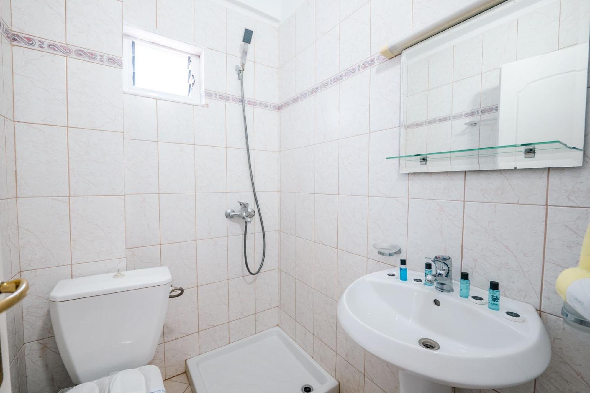 Alnes Hotel Sarande Bagian luar foto