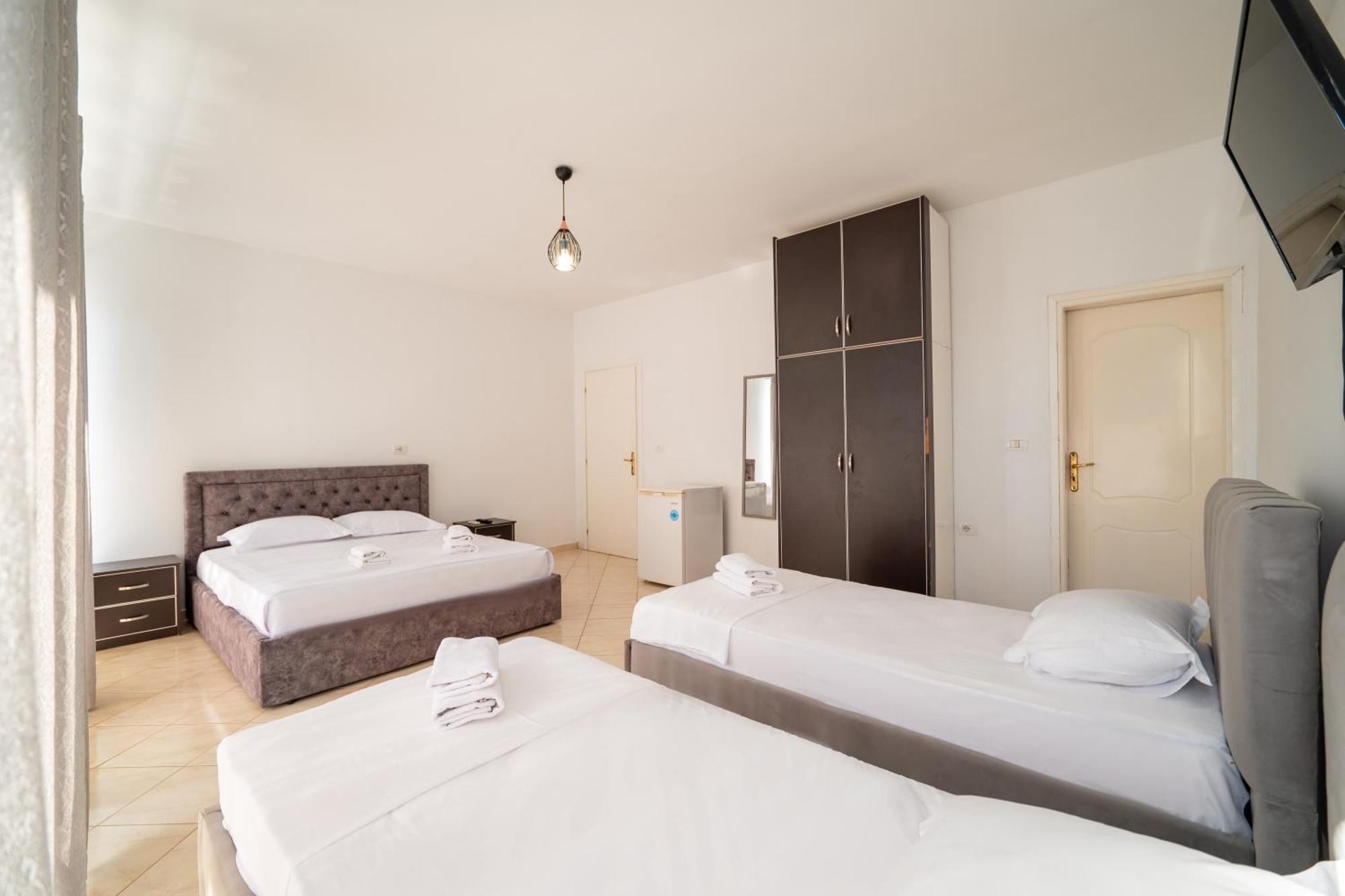 Alnes Hotel Sarande Bagian luar foto