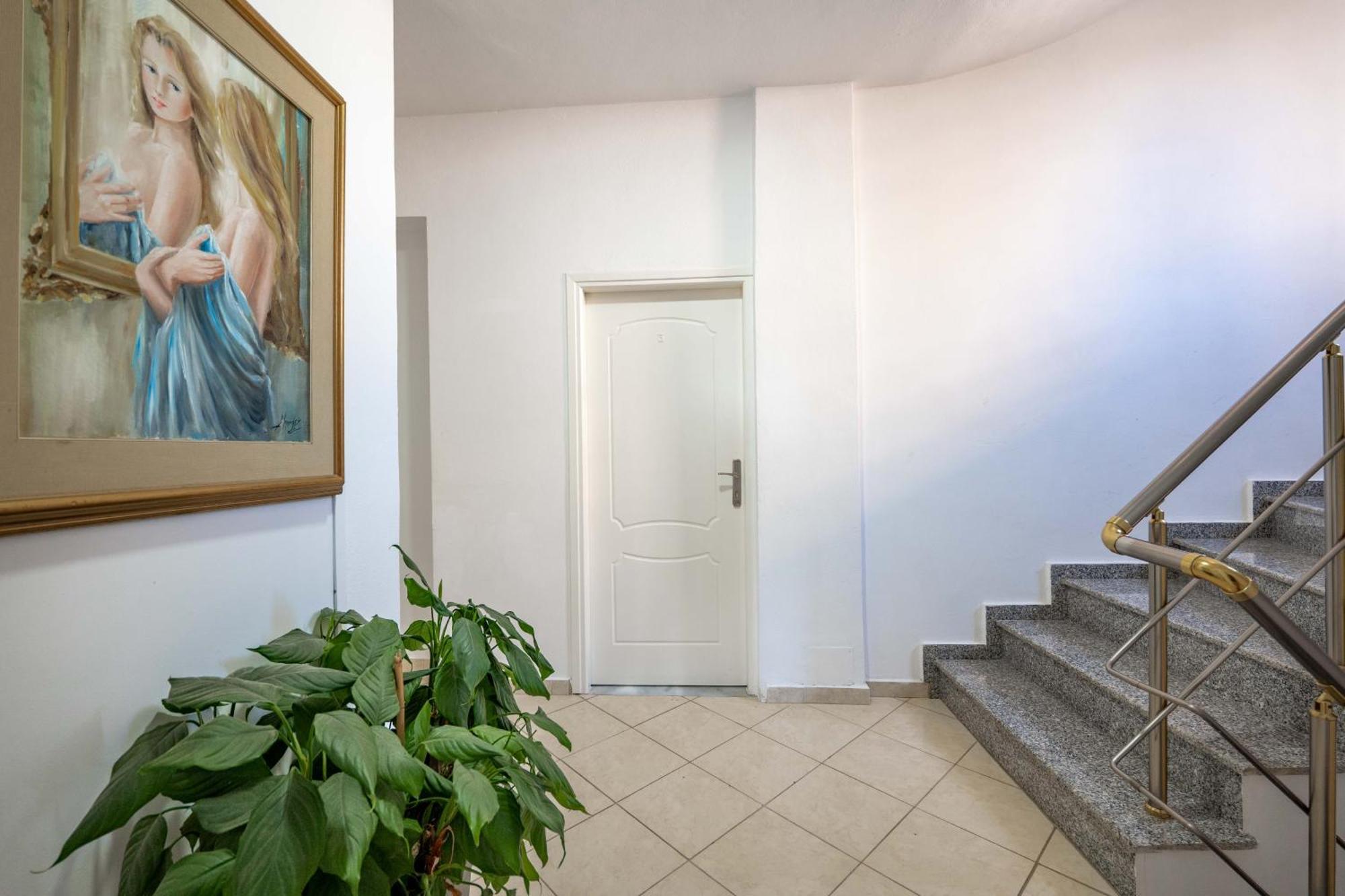 Alnes Hotel Sarande Bagian luar foto