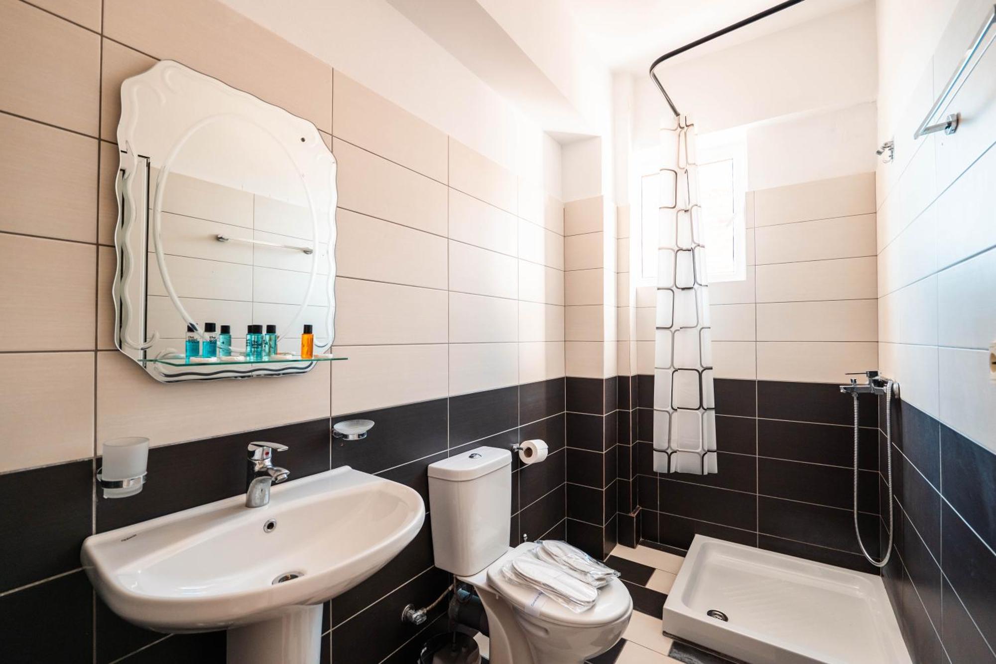 Alnes Hotel Sarande Bagian luar foto
