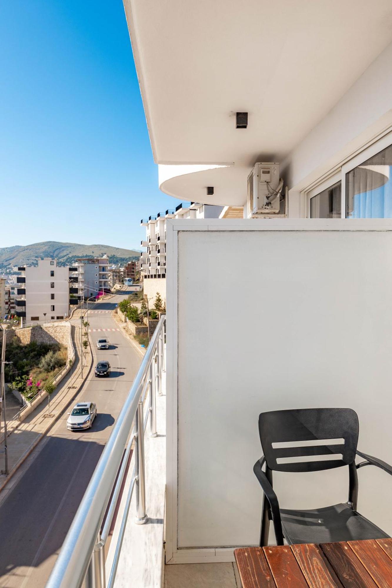 Alnes Hotel Sarande Bagian luar foto