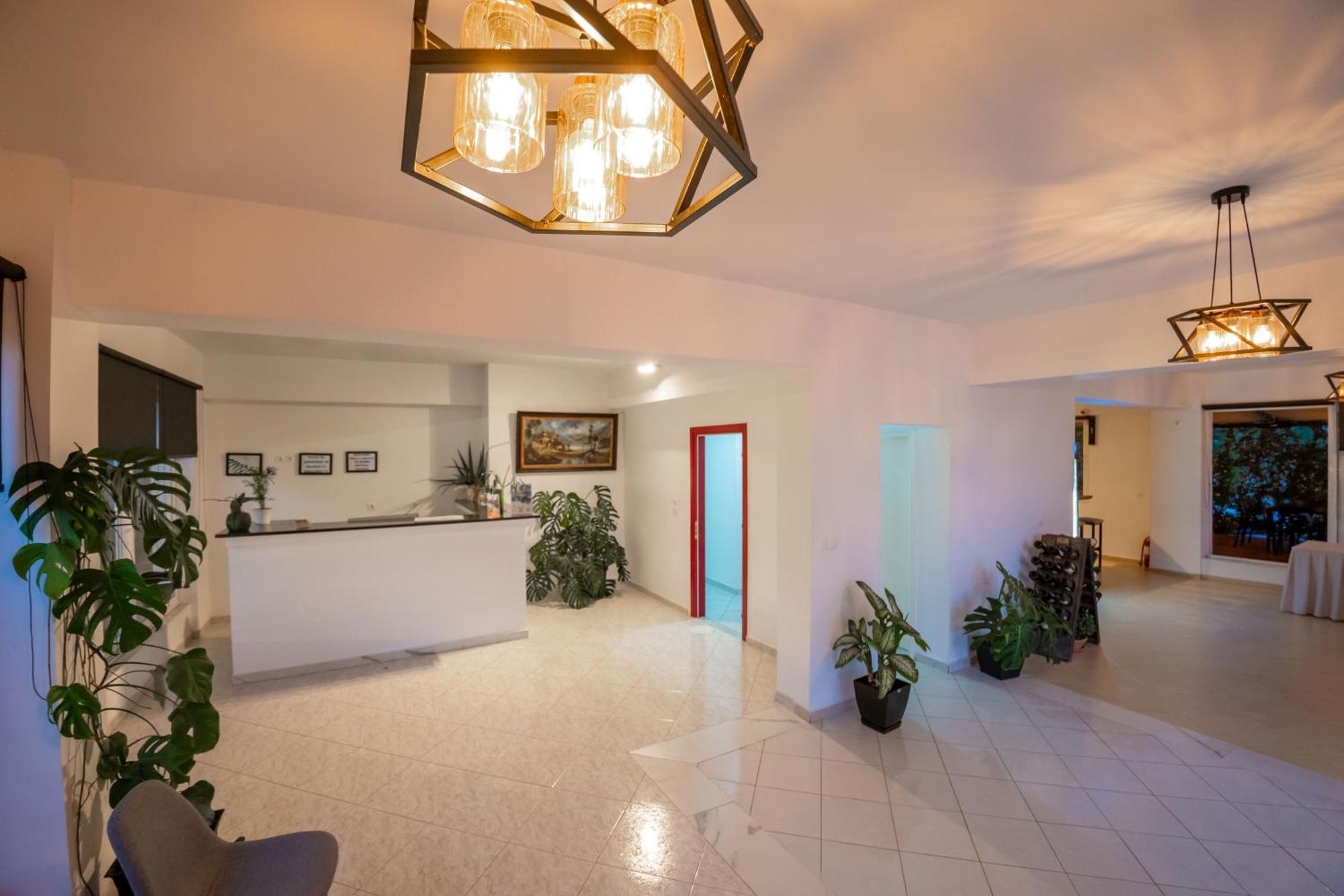 Alnes Hotel Sarande Bagian luar foto