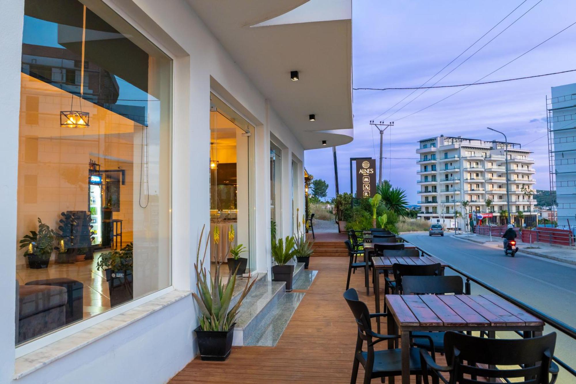 Alnes Hotel Sarande Bagian luar foto